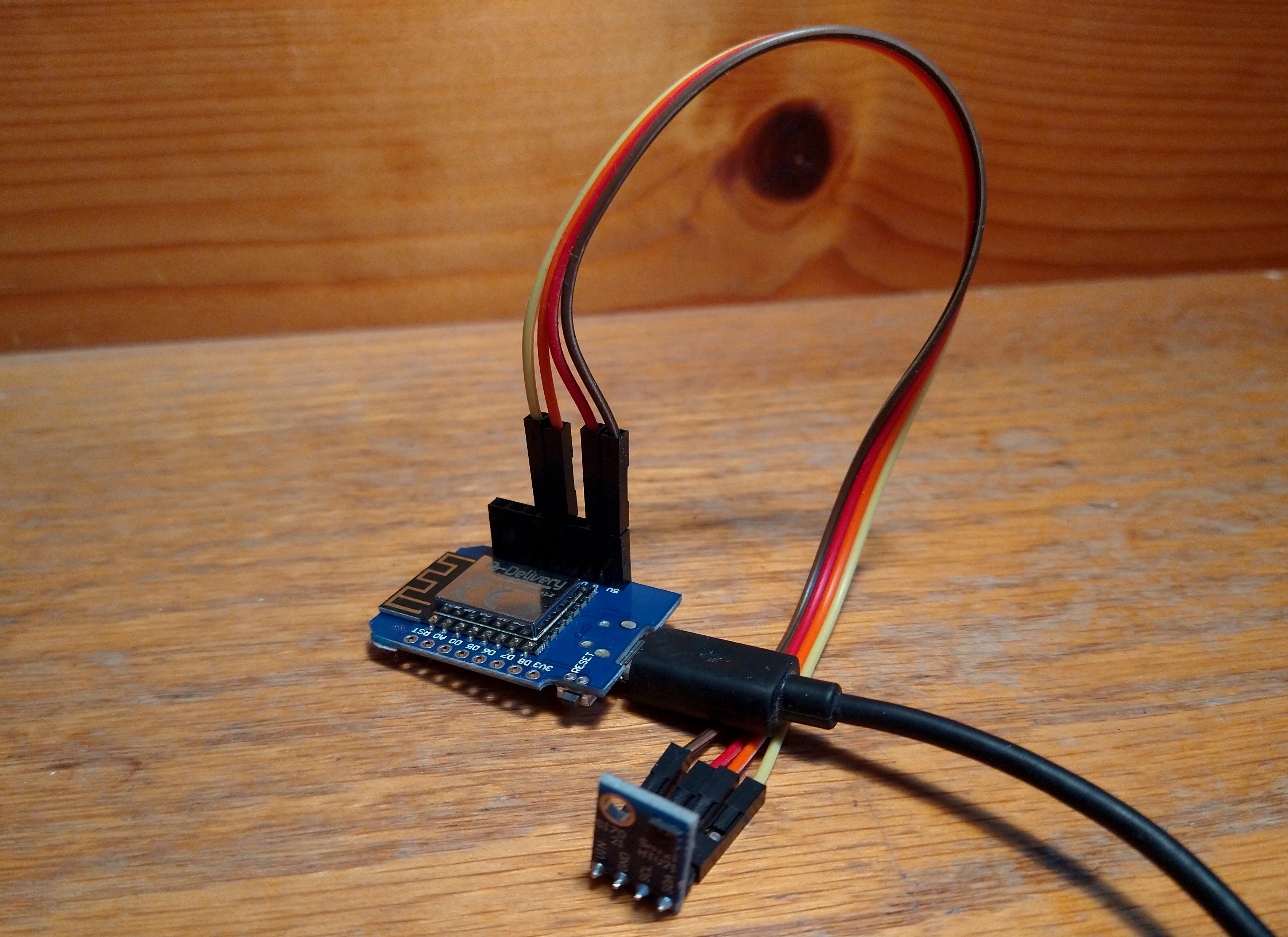 WEMOS D1 Mini with HTU21 temperature sensor connected via a small cable WEMOS D1 Mini with HTU21 temperature sensor connected via a small cable